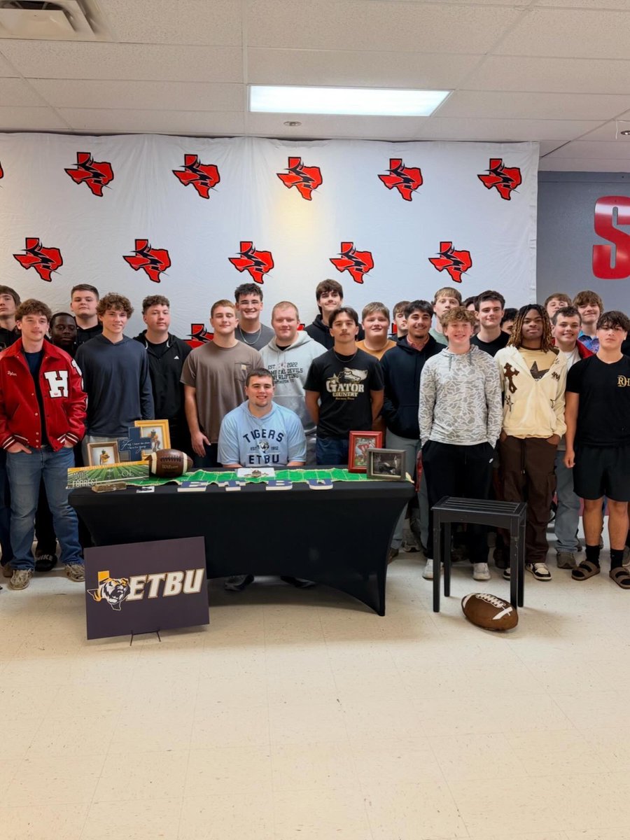 CadeForrest78's tweet photo. After a great conversation with @ETBUCoachRu, @kinchen_donald and the rest of the @ETBU_Football coaching staff. I’m excited to announce that I am 100% committed to East Texas Baptist University!
@Red_Devil_Iron @simplyKarlb @rdevilfootball @umhb78 https://t.co/46Al6iRq4p