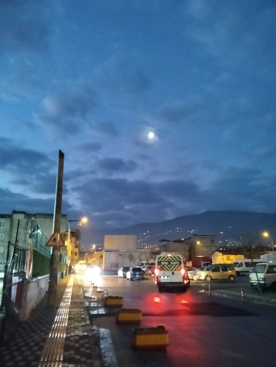 #günaydın  Özgür Özel'in yanındayım. <a href="/eczozgurozel/">Özgür Özel</a> az bile söylemiş. Bakıyorum direkt kimseye hakaret yok, üçkaatçılara, yalancılara laf söylüyor. Üzerine alınan bağırıyor. Helal sana başkan.