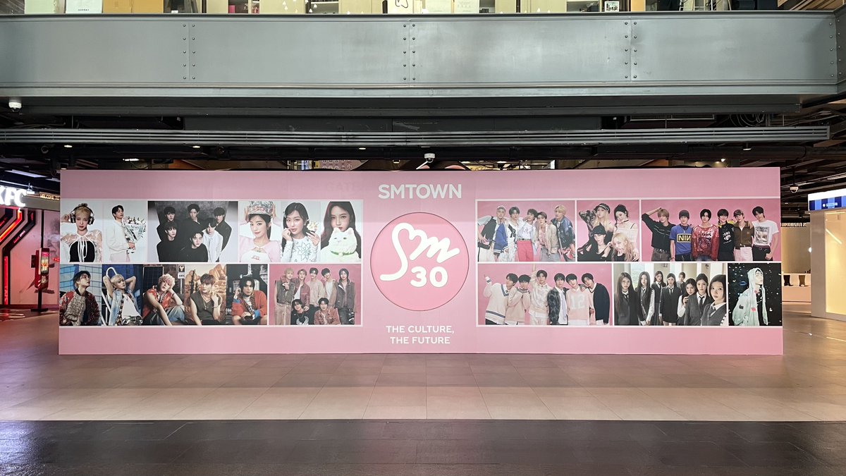 nothinghul's tweet photo. pop-up เริ่มมาละ มีพี่หมีชมพูตัวหย่ายกับ backdrop ข้างหลังด้วย แต่ที่น้อยมาก 🥹

#SMTOWNFAMILYinBKK https://t.co/PnHUSlDuDQ