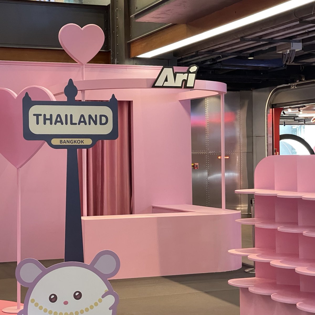 pop-up เริ่มมาละ มีพี่หมีชมพูตัวหย่ายกับ backdrop ข้างหลังด้วย แต่ที่น้อยมาก 🥹

#SMTOWNFAMILYinBKK