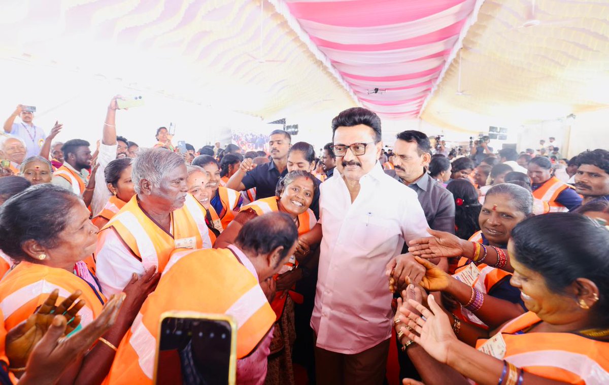 mkstalin's tweet photo. இந்தியாவிலேயே முதன்முறையாகத் தூய்மைப் பணியாளர்களின் பசி போக்கும் திட்டம்!

2025 நவம்பரில் சென்னை மாநகராட்சியில் 29,455 பணியாளர்கள் பயன்பெறத் தொடங்கப்பட்ட இத்திட்டம் தமிழ்நாடு முழுவதும் விரிவாக்கம் காண்கிறது.

மீதமுள்ள,
* 24 மாநகராட்சிகளில் 48,768 பேர்,
* 145 நகராட்சிகளில் 29,556 பேர், 
* 479 பேரூராட்சிகளில் 21,910 பேர் என மொத்தம் 1,29,689 தூய்மைப் பணியாளர்களுக்கும் அவர்களது பணிவேளையில் உணவு வழங்கும் திட்டத்தைத் தொடங்கி வைத்தேன்.

தூய்மைப் பணியாளர்களுக்கு வீடு, தொழில் முனைவோராகக் கடனுதவி, ஆயுள் காப்பீடு, அவர்களது குழந்தைகளுக்கு உயர்கல்வி உதவித்தொகை என அவர்களின் ஒட்டுமொத்த உயர்வுக்காகப் பாடுபடுவதுதான் #DravidianModel அரசு. 

இன்னும் பல நலத்திட்டங்களைச்  செய்து தருவோம்! என்றும் தூய்மைப் பணியாளர்களுக்குத் துணையாக இருப்போம்!
