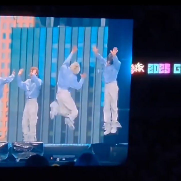 haha_0328_'s tweet image. 있는 힘껏 반가워하는 강아지와 최선을 다해 맞아주는 견주