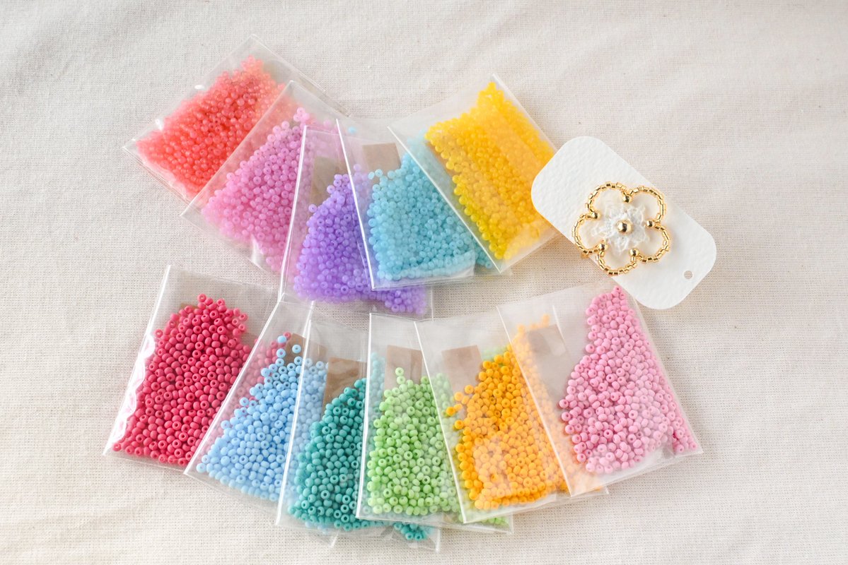 ちっちゃな粒々ビーズを買いました！
試作中のお花に使いたいなぁと思っています。ふちが丸いビーズの方が可愛くなると思うんだよね🌼
#春の糸花 に間に合わせます！

= = =
#春の糸花2026
2026/3/28,29
<a href="/itohana_ex/">春の糸花2026 2026/3/28-29 byイトハナ</a>
ルシェルブルー（東京・自由が丘）