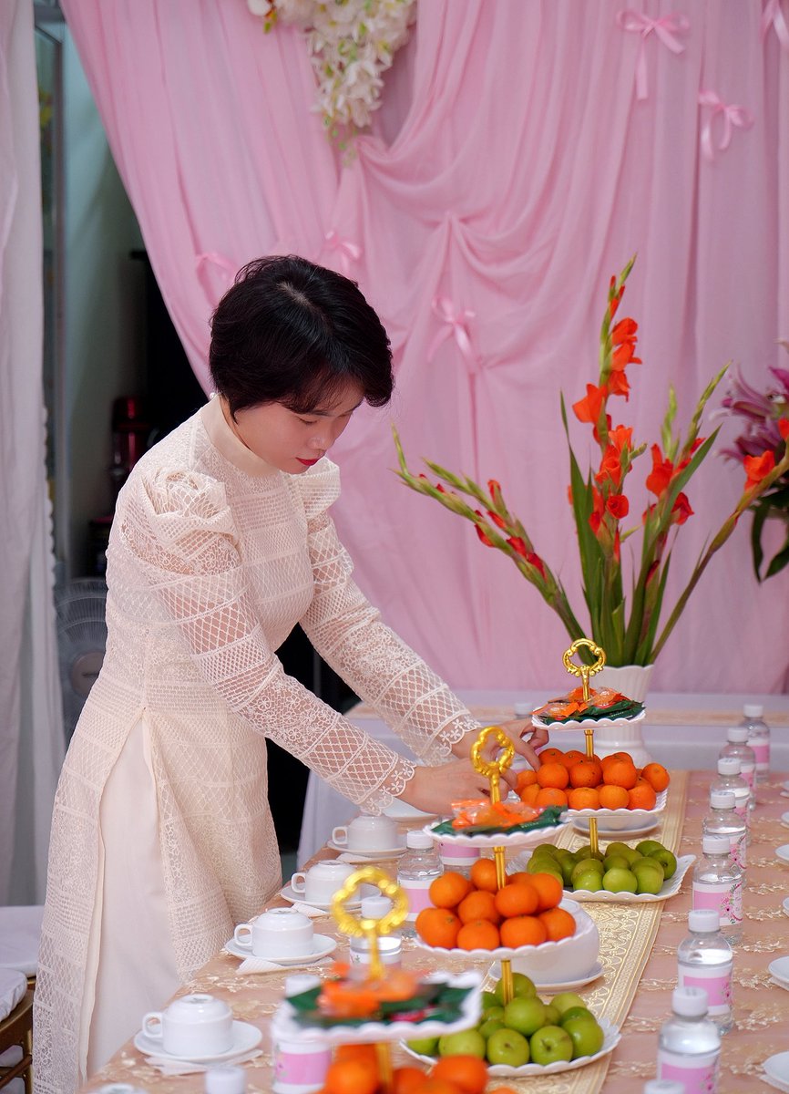 Trangnhung6468's tweet photo. Em đã pha trà, cũng đã cắm hoa
Chỉ đợi người qua, là trọn chữ “Nhà”.
Sinh ra hợp làm diễn viên mà đời xô đẩy làm nhà báo là vậy đó 🤣
#funny #makeyourday #haihuoc https://t.co/VROD7YMXd1