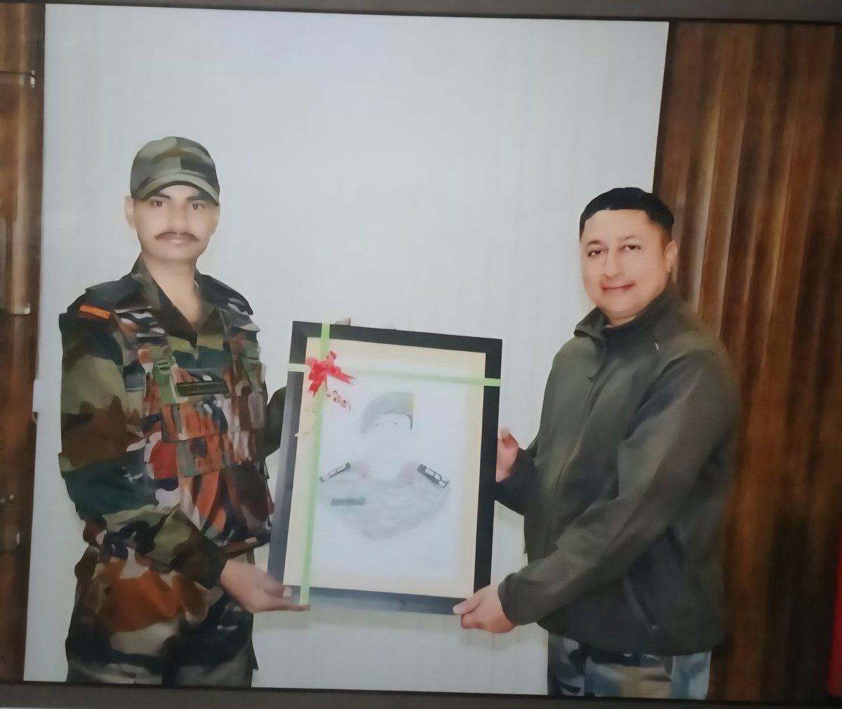 JivrajAal's tweet photo. એક હાથમાં કલમ, એક હાથમાં બંદૂક,
એક તરફ શાયર, બીજી તરફ રક્ષક. 🇮🇳✏️

વાવ–થરાદ જિલ્લાના ધરણીધર તાલુકાના ચંદનગઢ ગામના, મારા માસીના દીકરા મહાદેવભાઈના પુત્ર ભાવેશ આલ એક મહેનતુ અને પ્રતિભાશાળી યુવાન છે.

પેન્સિલ આર્ટમાં તેની આગવી કળા છે, જે તેની લાગણી, લગન અને મહેનત દર્શાવે છે.

આજે તે ગૌરવપૂર્વક આર્મીમાં નોકરી કરી દેશસેવાની ફરજ બજાવી રહ્યો છે, અને તેની આર્ટ કળાની ત્યાં પણ કદર થઈ રહી છે. પોતાના ટેલેન્ટ અને સેવાના ભાવથી તે પરિવાર તથા સમગ્ર સમાજનું ગૌરવ વધારી રહ્યો છે.
ઈશ્વર કરે કે ભાવેશ આલ જીવનમાં સતત આગળ વધે, તેની આર્ટ કળા વધુ નીખરે અને દેશસેવા સાથે તેનું નામ વધુ ઉજળું થાય.

ઉજ્જવળ ભવિષ્ય માટે હૃદયપૂર્વક શુભકામનાઓ 🙏💐
@adgpi