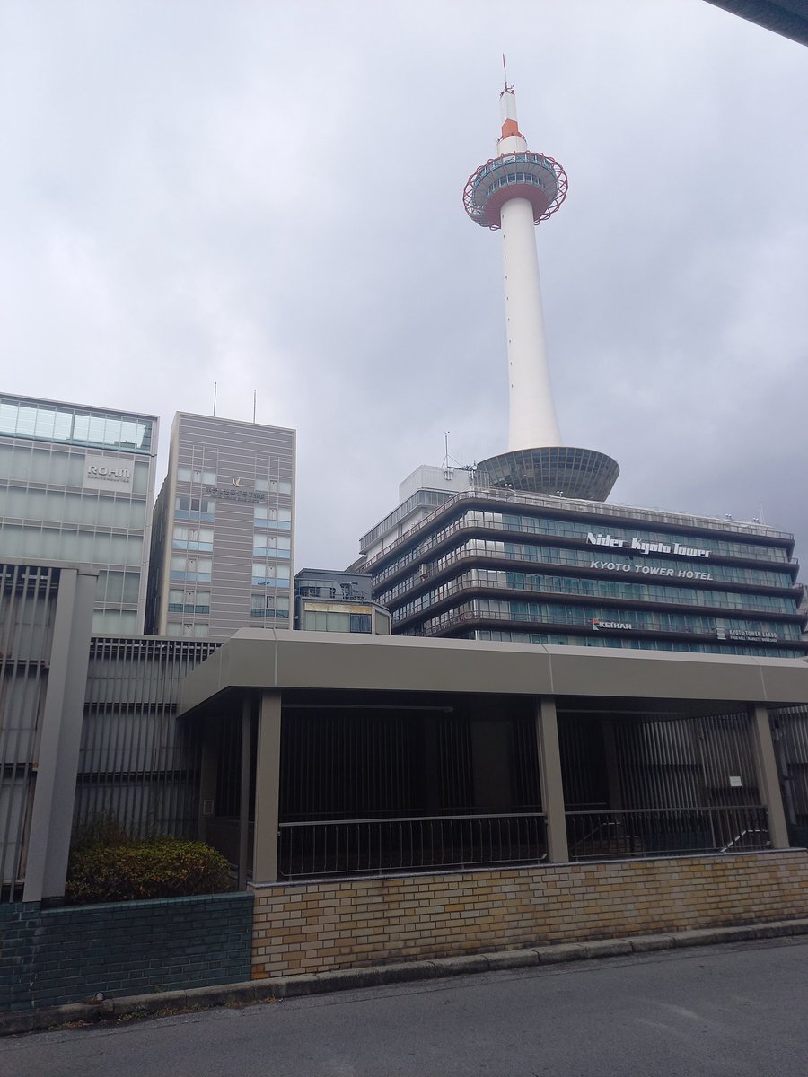 京都は風が切れるように冷たいです🌬️駅辺りは、雪はほぼ溶けてますけど、とにかく寒い🌁