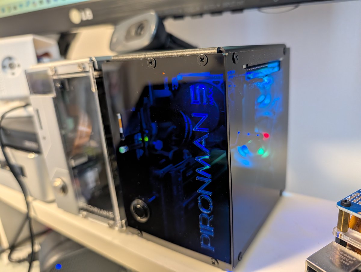 Google DriveやiCloudの容量、足りなくなっていませんか？📁

Raspberry Piがあれば、自宅にファイルサーバーを作れます。外付けHDDを繋いでSambaを設定するだけ。同じWi-Fi内のPC・スマホからファイルに自由にアクセスできます。