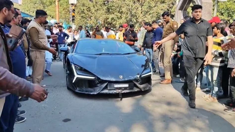 aajtak's tweet photo. कानपुर: लैंबॉर्गिनी से लोगों को कुचलने वाले रईसजादे को थाने में VIP ट्रीटमेंट! FIR से नाम भी गायब 

कानपुर में लैंबोर्गिनी से लोगों को कुचलने वाले आरोपी शुभम को थाने में 'वीआईपी ट्रीटमेंट' देने का आरोप लगा है. पुलिस की मौजूदगी में बाउंसरों ने पीड़ितों से अभद्रता की और गाड़ी को कवर से ढका. वायरल वीडियो के बावजूद FIR से आरोपी का नाम गायब होने पर सवाल उठ रहे हैं.

पूरी खबर : https://t.co/98kmZlqOwU

#Kanpur #VIPTreatment #LuxuryCarCase
#Lamborghini #Controversy #UPNews @Simerchawla20