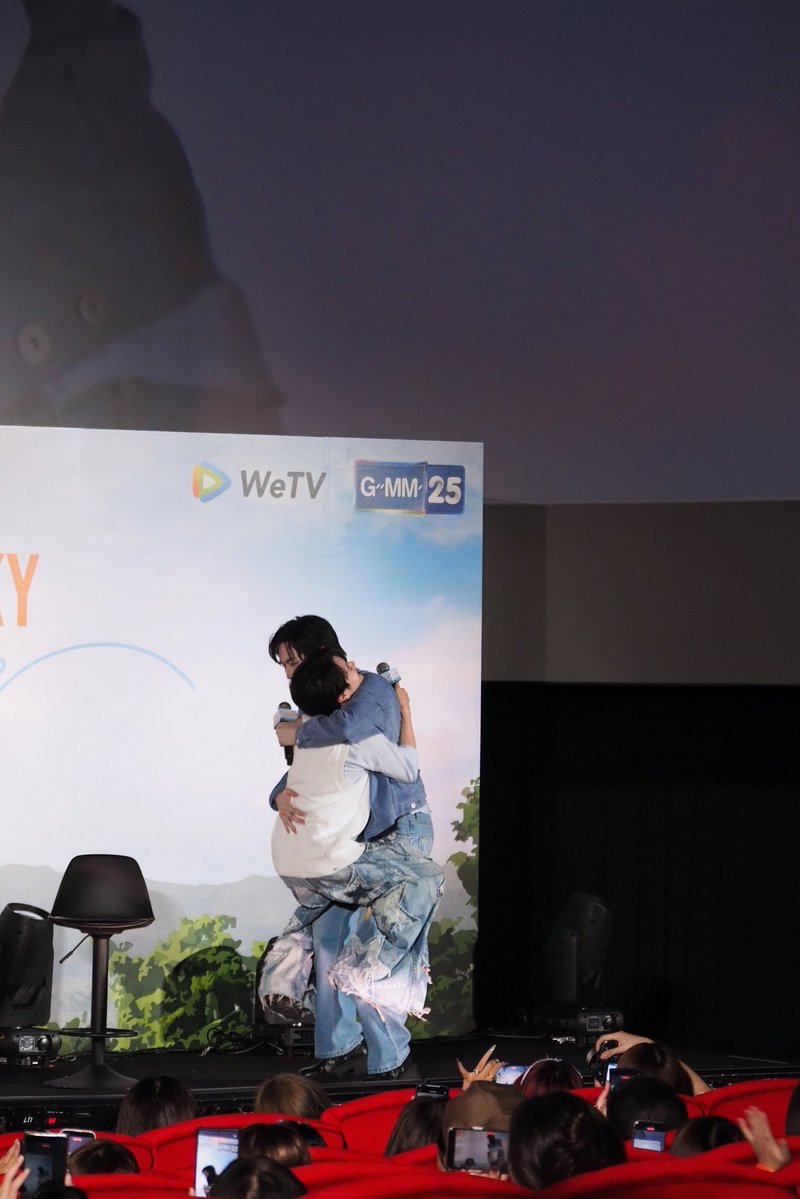 กอดกันนานๆได้เลย 
ไม่มีใครเห็นไม่มีคนอยู่ตรงนั้น
🌻💖😜

#bbverpj #tonliewmtp