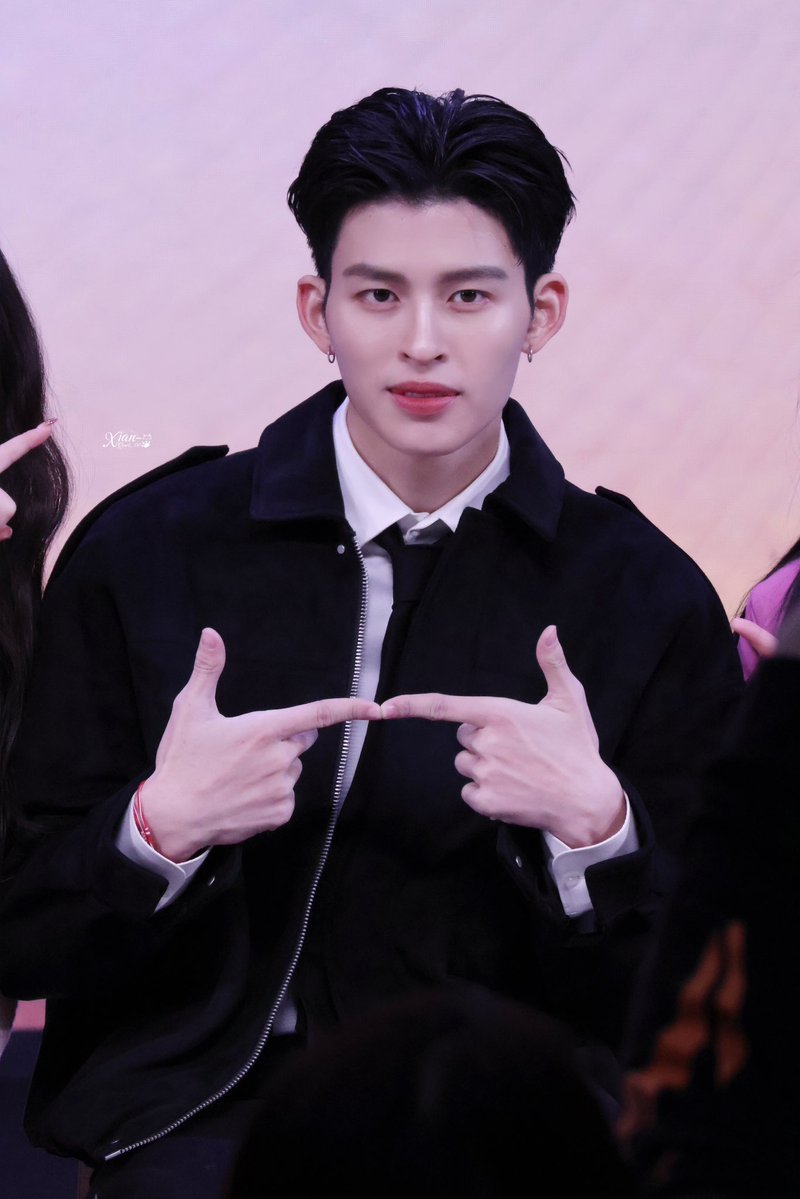 ปภว.หวานกันมากอะแก พส.จีนถาม
ภูวินทร์…

“คุณคือคนที่รักพี่ปอนด์ที่สุดในโลกใช่มั้ย?”

น้องตอบ “แน่นอนอยู่แล้ว”

วันนี้แฟนคนเดิมถามปอนด์อีกว่า….

“เมื่อวานภูวินทร์บอกว่าเขาเป็นคนที่รักคุณที่สุดในโลก แล้วคุณล่ะ"

คนพี่ตอบ “อืม ผมก็เหมือนกัน ที่ผมมาอยู่ตรงนี้ได้ก็เพราะเขาครับ"