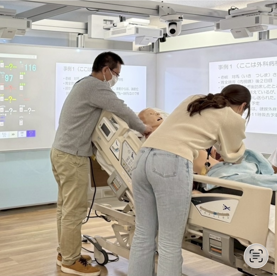 【クリティカルケア分野】
呼吸器や循環器の合併症への対応演習の場面です。チームで相談しながら、対応方法の検討や医師へのSBARを意識した報告などを行いました🩺📚
#昭和医科大学 #認定看護師 #クリティカルケア