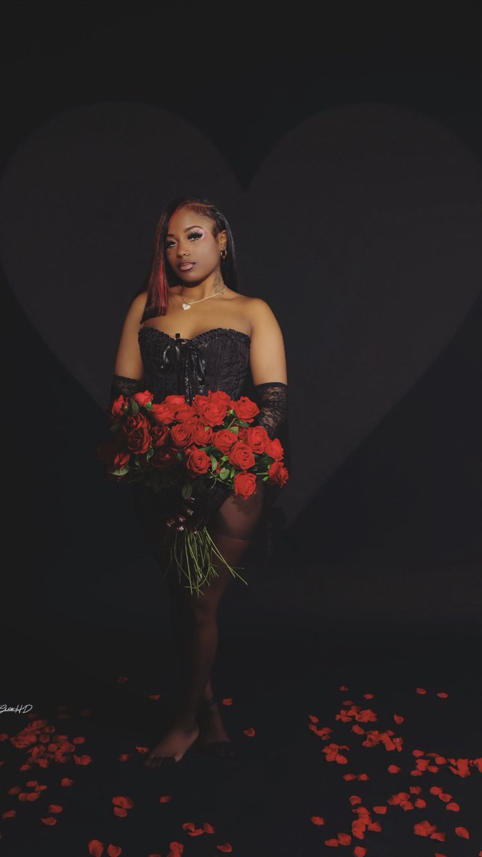 LewinskyMailynn's tweet photo. Will You Be My Valentine ? 💌🌹 
📸 https://t.co/Tdeh9jYzOK