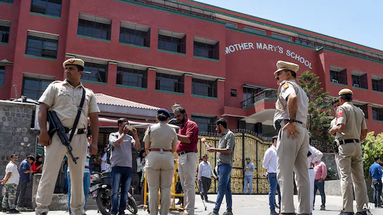 DDTamilNews's tweet image. தில்லியில் உள்ள 3 பள்ளிகளுக்கு மின்னஞ்சல் மூலம் வெடிகுண்டு மிரட்டல் விடுக்கப்பட்டுள்ளது; போலீசார் தீவிர விசாரணை

#Delhi | #Schools | #Bomb | #DDTamilNews