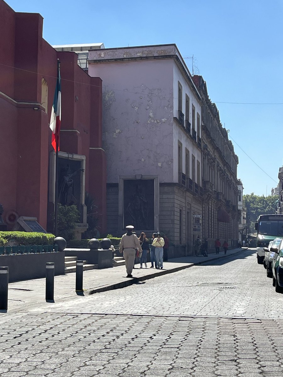TonydlosA's tweet photo. @CFEmx Quiero reportar que la tapa de un registro de CFE, se encuentra rota. Es un peligro ya que pasan muchas personas por ahí. La ubicación es en la calle de Filomeno Mata entre la calle de Tacuba y 5 de mayo en el Centro Histórico de la Ciudad de México https://t.co/7YiZjpPbJX