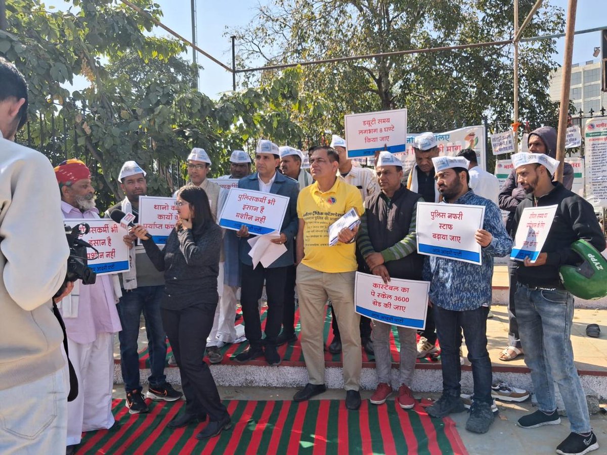 राजस्थान पुलिस की न्यायोचित मांगें इस बजट सत्र में पूरी की जाये-
✅ कांस्टेबल भर्ती: योग्यता ग्रेजुएशन + कम्प्यूटर सर्टिफिकेट अनिवार्य की जाये
✅ कांस्टेबल की प्रथम ACP: GP 3600 (पटवारी/ग्राम सेवक की तर्ज पर) की जाये
✅ DPC से टाइम-स्केल पदोन्नति दी जाये
#राजस्थान_पुलिस_डिमांड