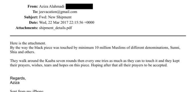 perde_arkasi1's tweet image. 🔴نشرت وزارة العدل الامريكيه 
جزء من كسوة الكعبة 
كانت قد أرسلته الاماراتيه عزيزة الأحمدي إلى ابستاين 
.
واظهرت الصوره الاماراتي سلطان أحمد بن سليم،
 رئيس مجلس الإدارة والرئيس التنفيذي لمجموعة موانئ دبي العالمية، 
برفقة جيفري إبستين ،حيث يوجد كسوة الكعبه على الأرض
" حيث يقال إن