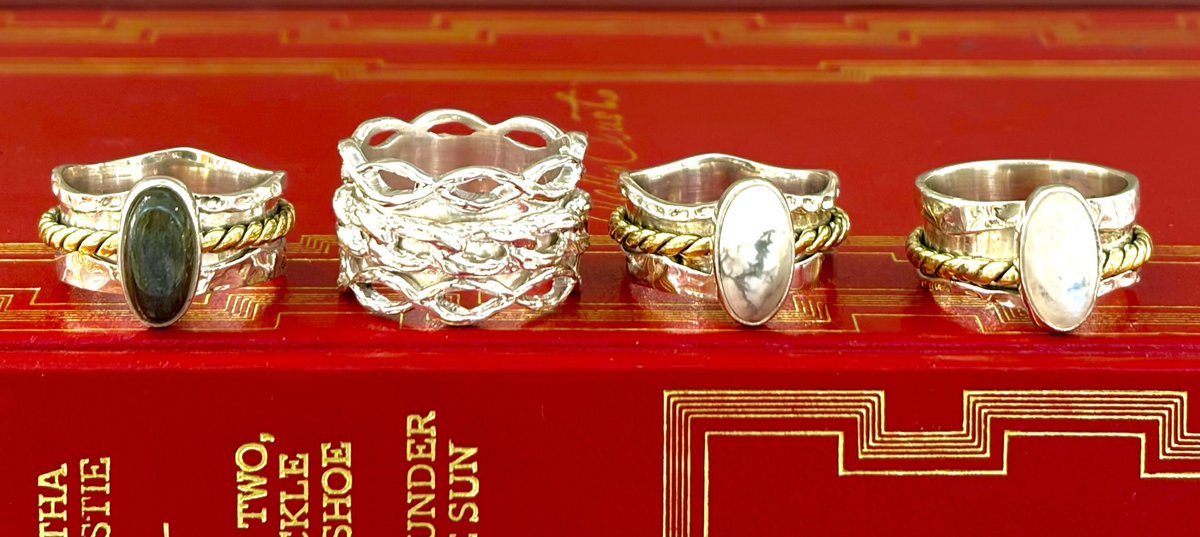 幅広のシルバーリングにゴールドカラーのリングをくぐらせたローリング