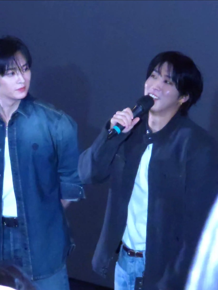 lin0saurus_'s tweet photo. Just look at lee know’s smile growing while looking at han’s laughing… fondgazer10000 IS BACK AT IT https://t.co/mnWSlYiF1V