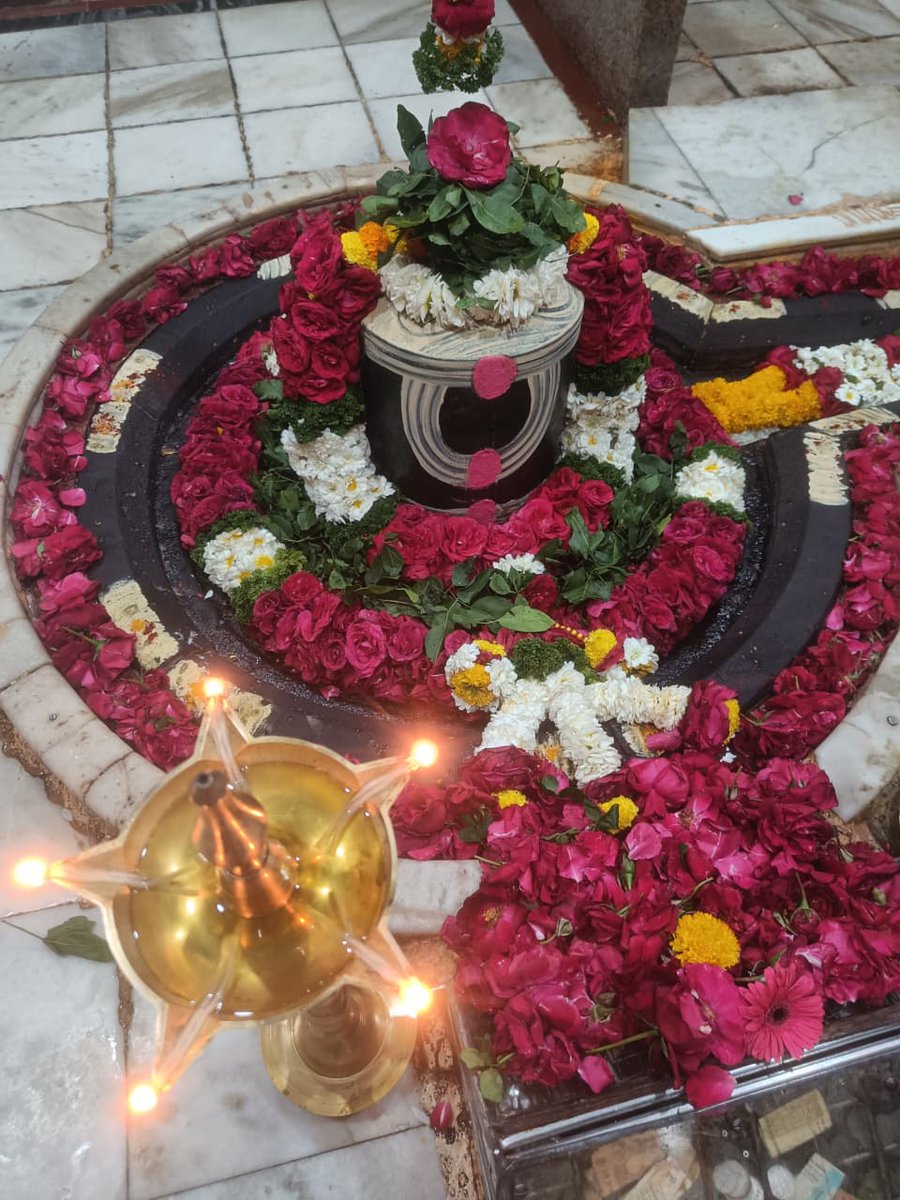 अपनी खुशियां लुटा कर आप पर कुर्बान हो जाऊ भोले, काश कुछ दिन आपके शहर का मेहमान हो जाऊ भोले, तुमअपना नायाब दिल मुझको देदो भोले, और फिर आप वापस मांगे और मैं मुकर जाऊ और और मै आपके प्रेम बेईमान हो जाऊ महादेव।। 🚩जय महादेव🚩