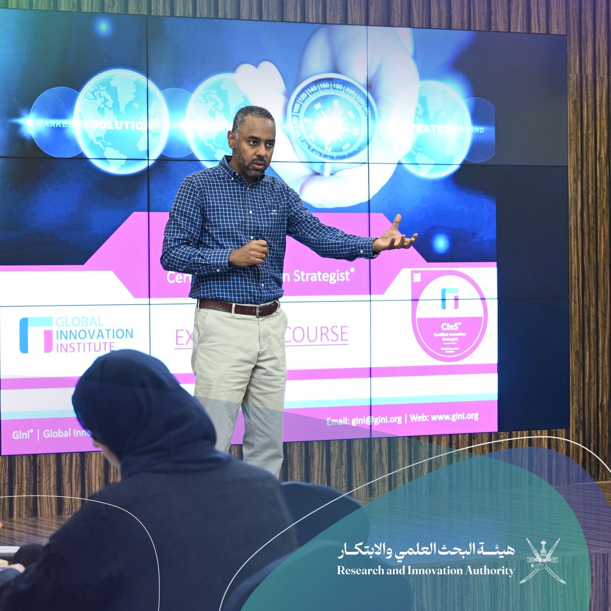 RIA_OMAN's tweet photo. بدعمٍ من #هيئة_البحث_العلمي_والابتكار، وبمشاركة 19 متدربًا، انطلق البرنامج التدريبي «استراتيجي الابتكار المعتمد» في الكلية الحديثة للتجارة والعلوم، وذلك ضمن برنامج دعم الدورات التدريبية البحثية والابتكارية، ويستمر لمدة ثلاثة أيام.
ويتناول البرنامج في اليوم الأول منهجيات صياغة وتحديد المشكلات، بينما يركّز اليوم الثاني على أساليب توليد الحلول الابتكارية، في حين يُخصص اليوم الثالث لإعداد الخطط التنفيذية وتحويل الأفكار إلى مبادرات قابلة للتطبيق.
@mcbsoman