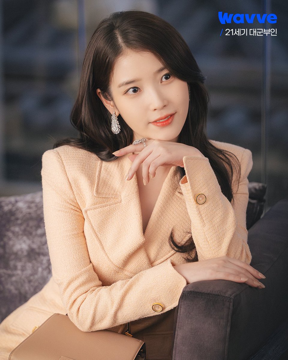 wavve_official's tweet image. 평민 출신 재벌 아이유x국민이 사랑하는 왕족 변우석
두 사람의 계약 결혼 커밍 순…!💖

[21세기 대군부인] 4월 웨이브 첫 공개!
JUST DIVE Wavve!🌊

#웨이브 #Wavve #21세기대군부인 #아이유 #변우석