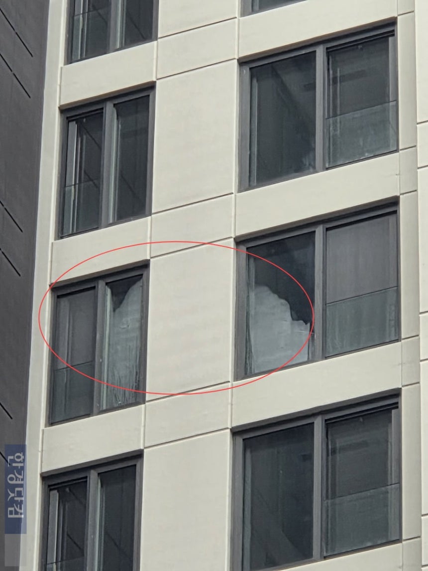 ■48억 잠실르엘 조합원들이 빡친 이유

최근 잠실르엘 입주민들의 분노가 거세다. 

48억원에 팔린 국민평형 아파트가 입주와 동시에 결로와 누수, 설계 변경 논란에 휩싸였기 때문. 

하이엔드 브랜드 ‘르엘’을 내세운 롯데건설의 신축 단지가 이 지경이 된 것은 단순한 시공 미스가 아니라, 신뢰와