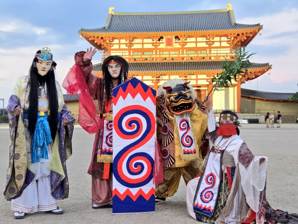 吉福社中の準メンバーになりませんか？

現在、神楽団 吉福社中は、神楽に人生をかける少数の正規メンバーと、スケジュールが合えば手伝ってくれる優しい準メンバーとの、計十名ほどで活動しております。