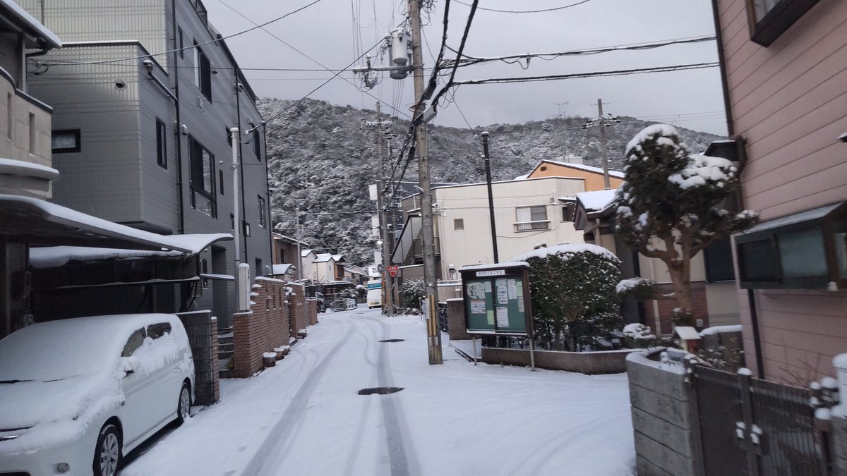 年に一回くらいの大雪のためにスタッドレスタイヤ履きたくないからノーマルで滋賀に向かう羽目になったがさすがに危機を感じて人生初チェーンを装着した。無事に到着できて安堵。