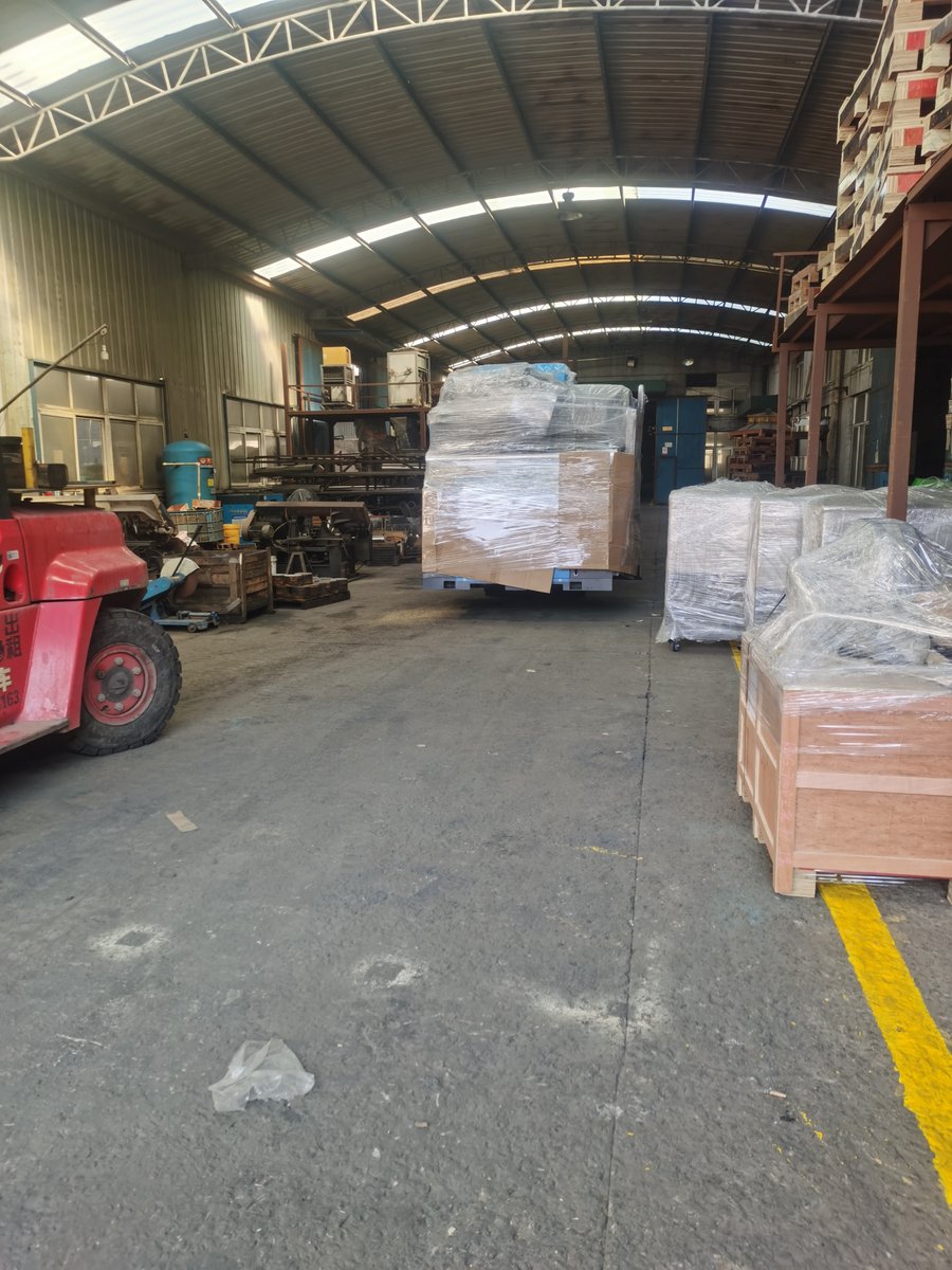 Rhong_leysa's tweet photo. NO.2 container loaded with sound proof granulators,bigger size Start to have holidays tomorrow sound proof granulator grinder crusher,quiet crushing machines,Soundproof Plastic Grinder with dedusting system  Whatsapp:0086 137 7723 9417 Email:rhong@rhongmachines.com #RhongMachine https://t.co/QqlIUe24JG