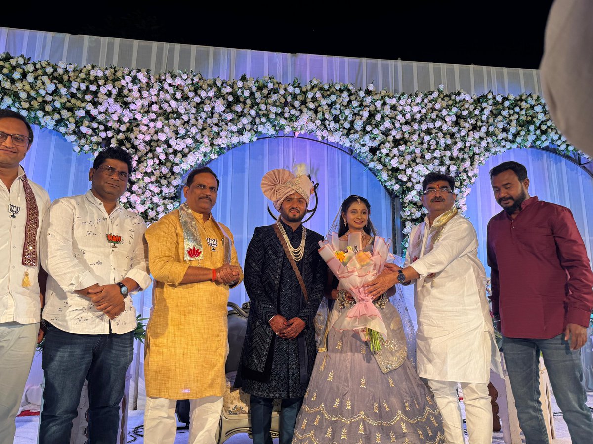 KishorShitole8's tweet image. शुभविवाह सोहळा ✨💐

श्री. बर्गे व श्री. धूत परिवाराच्या शुभविवाह सोहळ्यानिमित्त नवदांपत्यास सुखसमृद्ध व आनंदमय वैवाहिक जीवनासाठी मनःपूर्वक शुभेच्छा ! 
हा मंगल प्रसंग दोन्ही कुटुंबांसाठी आनंद, प्रेम व एकतेचे प्रतीक ठरो. 💐

#शुभविवाह_सोहळा #KishoreShitole