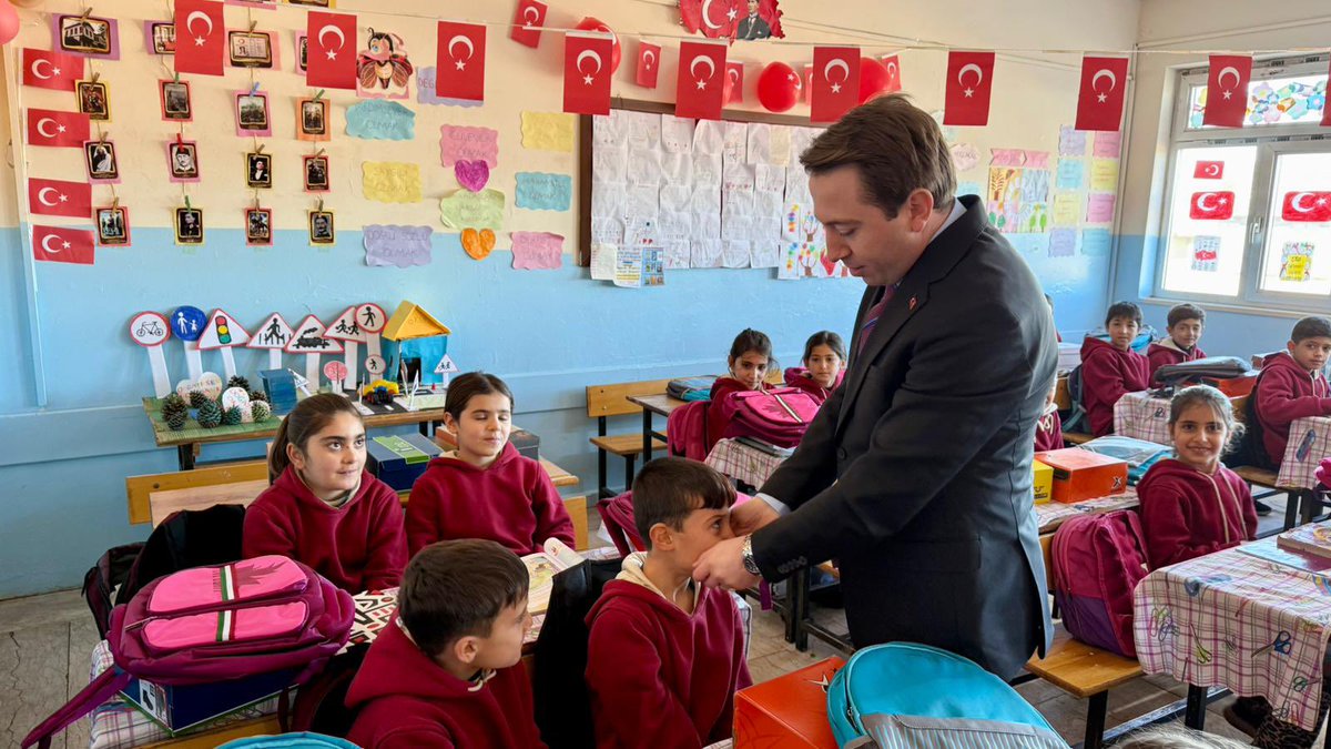 Sayın Kaymakam <a href="/Volkanhulur/">Volkan Hülür</a> Akalan İlkokulu ve Balaban Ortaokulunu ziyaret etti. Ziyarette öğrencilerle yakından ilgilenen Kaymakam Hülür, eğitim-öğretim hayatlarında başarılar dileyerek çeşitli hediyeler takdim etti. <a href="/Diyarbakirmem/">Diyarbakır İl Millî Eğitim Müdürlüğü</a> <a href="/behcettekdemirr/">Behçet TEKDEMİR</a>