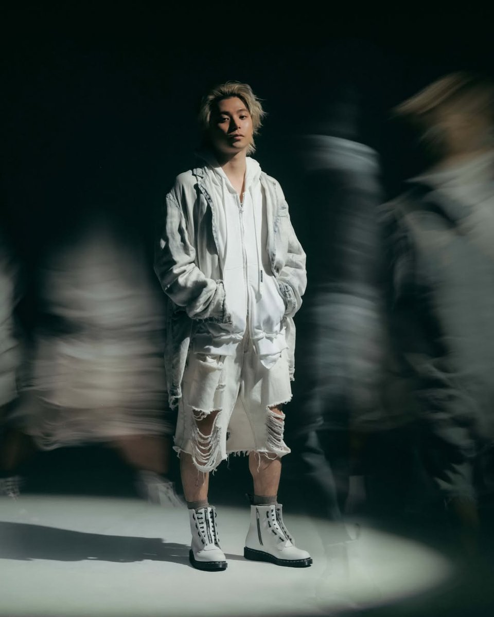Standing still while the world blurs
#NijiroMurakami #村上虹郎 #DrMartens