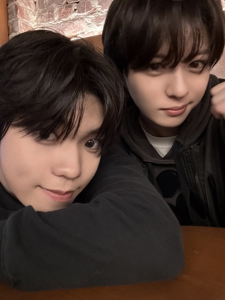 [📸]

효형 생일축하해요🥳🎉
다음에 같이 망고카페 가자 🥭🥭

#YUHZ #유어즈 
#YEONTAE #연태