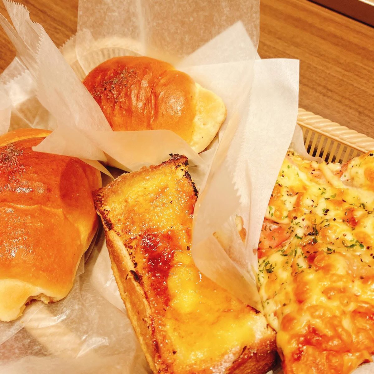 無性にパンが食べたくなって、徒歩1時間近くかけてお気に入りのパン屋へやってきました。
イートインでゆっくりできるのが嬉しい。