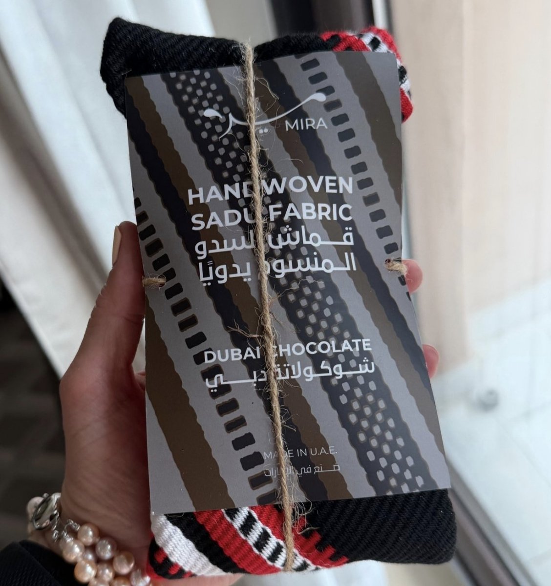 Türkiye'deki çoğu marka dışı çikolata veya gofret tarzı, içi Antep fıstıklı ve kadayıflı Dubai Çikolatası üretti fakat orjinali bir ünlü YouTuber 'ın elinde deşifre oldu. Yani bizde üretilenler ya lisanslı idi yada onun kopyası! Kaynak &amp; Courtesy of <a href="/ijustine/">iJustine</a>