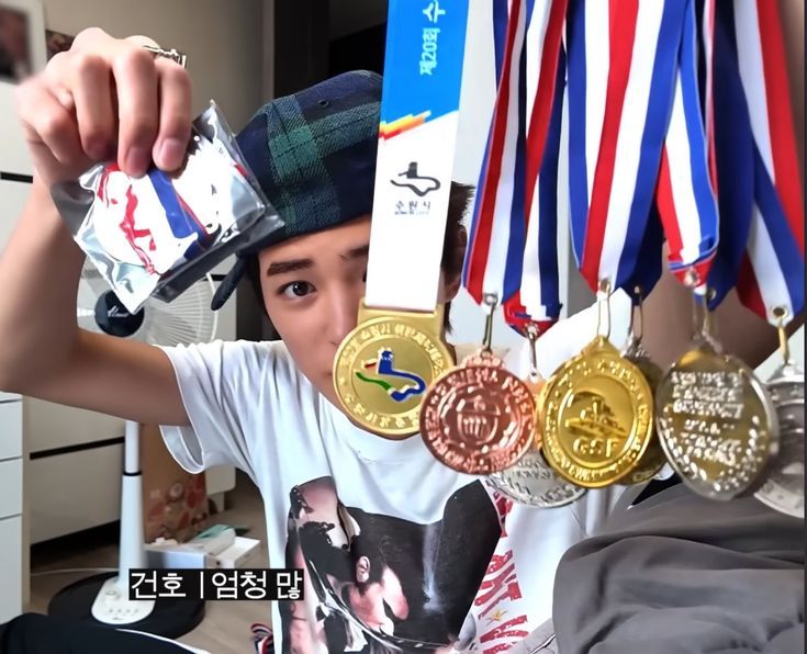 hoonbbei's tweet image. Kata keonho wkt kecil dia jarang nonton tv karena fokus latihan renang, dan kerja keras ny terbayar  sering juara di perlombaan 🥹