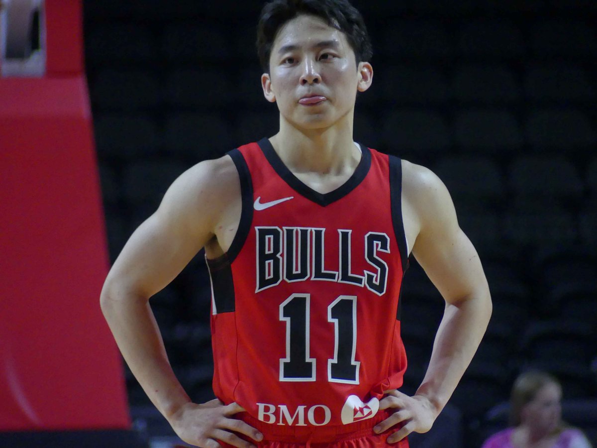 yokomiyaji's tweet photo. シカゴでの取材を終え、LAに戻りました。

トレード期限前後の河村選手の4試合連続NBA出場で、この先、河村選手の出場を期待してNBAブルズの観戦を予定している方もいると思うのですが、きのうのドノバンHC（父）会見を聞いた感じでは、河村選手はしばらくGリーグ中心の活動となるだろうと思います。

何しろ今シーズン中にトレードで獲得した新加入のガード選手たちの実力を見る必要があり、彼らの中でのプレータイム分配だけで精一杯。今シーズンはすでに勝敗よりも将来に向けての再建の一歩と位置付けたシーズンなので、ガードに怪我が続かない限りは2way契約選手が割って入るのは難しそう。現在故障欠場中のギディでさえ、無理して戻ってこなくてもいいのではないかと示唆する記者もいたぐらい。

そんな中、河村選手自身は自分の立場や課題もよく理解しているので、Gリーグで課題克服に取り組み、次のチャンスがいつ来てもいいように準備をするはずです。

シカゴでの取材内容については、いくつかの媒体に書く予定ですので、掲載になったらお知らせします