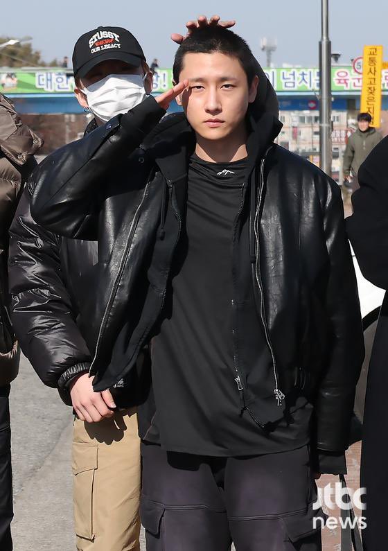 worldwide_mx's tweet photo. [#wwmx_newspaper]

@OfficialMONSTAX I.M Enters Nonsan Training Center Amid Send-Off by Members and Fans

The youngest member of MONSTA X has now enlisted.

MONSTA X’s I.M (30, Im Changkyun) began fulfilling his military duty after being seen off by his members and fans.

On the 9th, I.M appeared at the enlistment unit of the Nonsan Army Training Center in South Chungcheong Province. MONSTA X members and many fans were present at the site to see him off as he enlisted. After bowing to greet his fans, I.M offered a final farewell with a confident salute.

He was also seen gently touching his newly cropped hair several times, wearing a shy smile. At a previous concert, the members had taken turns personally cutting his hair, showing their strong bond. Despite being in the middle of an overseas schedules, the members made time to return to Korea to accompany their youngest member on his enlistment day.

I.M entered the training center amid cheers from fans, while the members and fans continued to watch his retreating figure until the very end, sending messages of support.

After enlisting at the training center on this day, I.M will undergo basic military training before serving on active duty in the Army to fulfill his mandatory military service.

https://t.co/sxKzdlj3xv