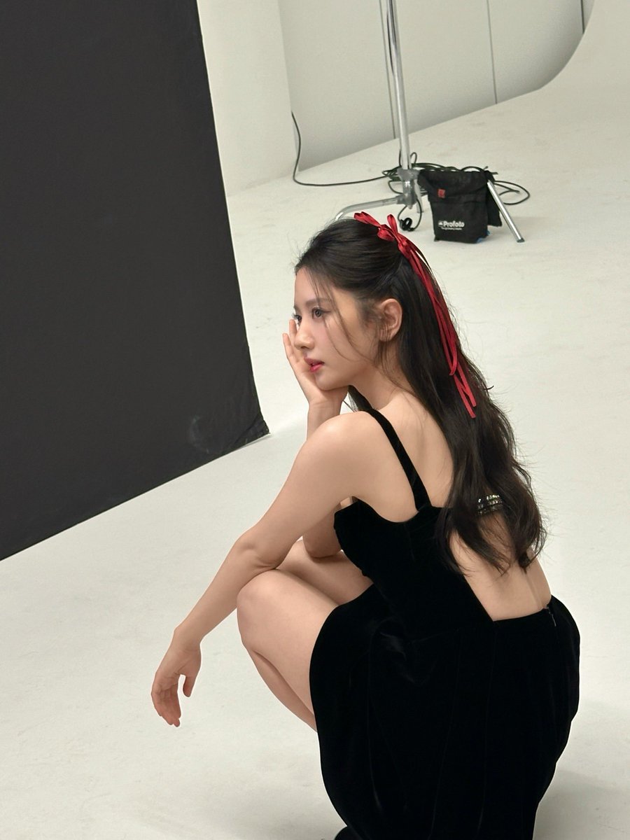 Jiyeon has no idea the chaos she causes by showing her back.
#KimJiYeon #bona