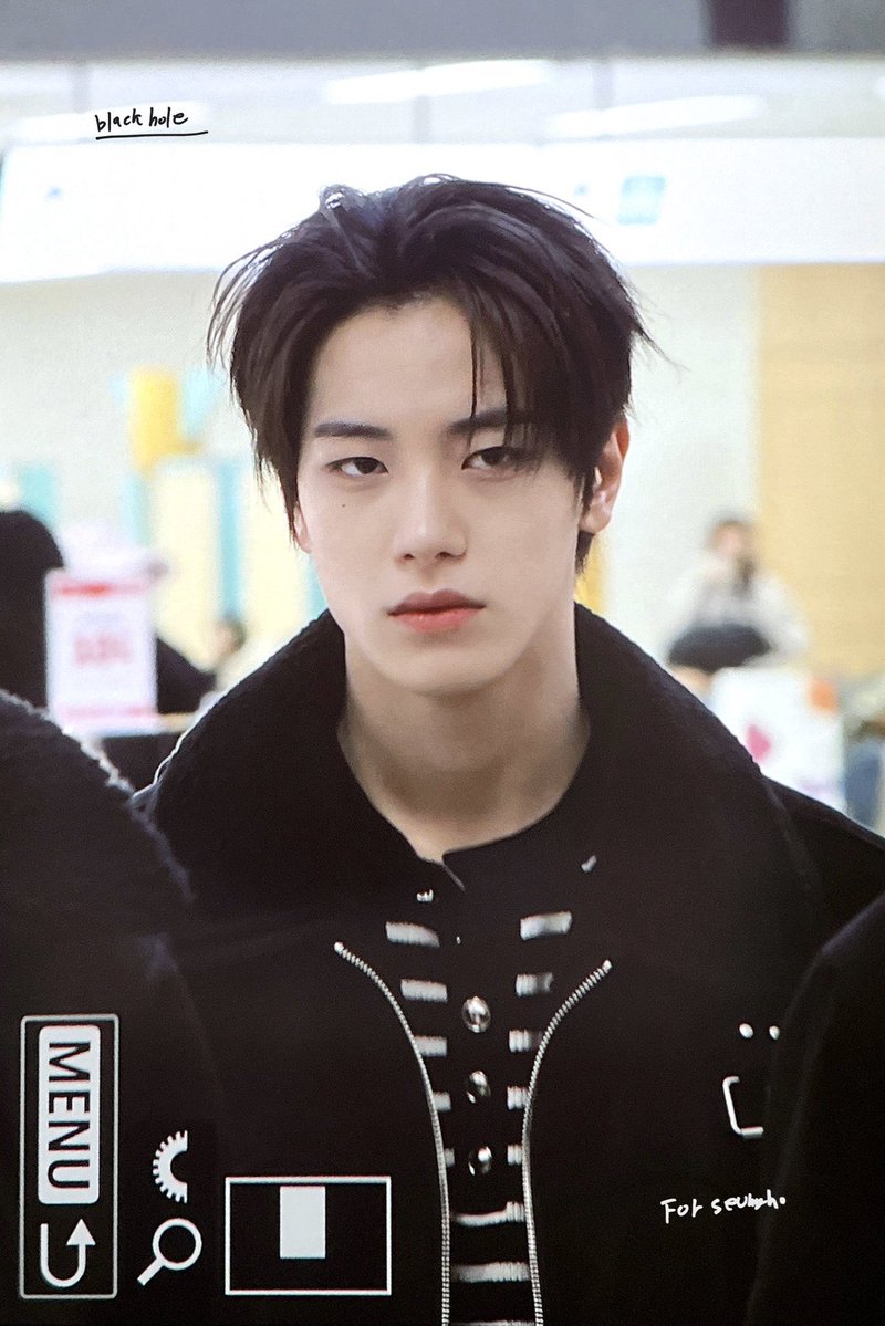 이마 보이는 거 너무 이쁘구요ㅠ 무사 안전 비행 하세요