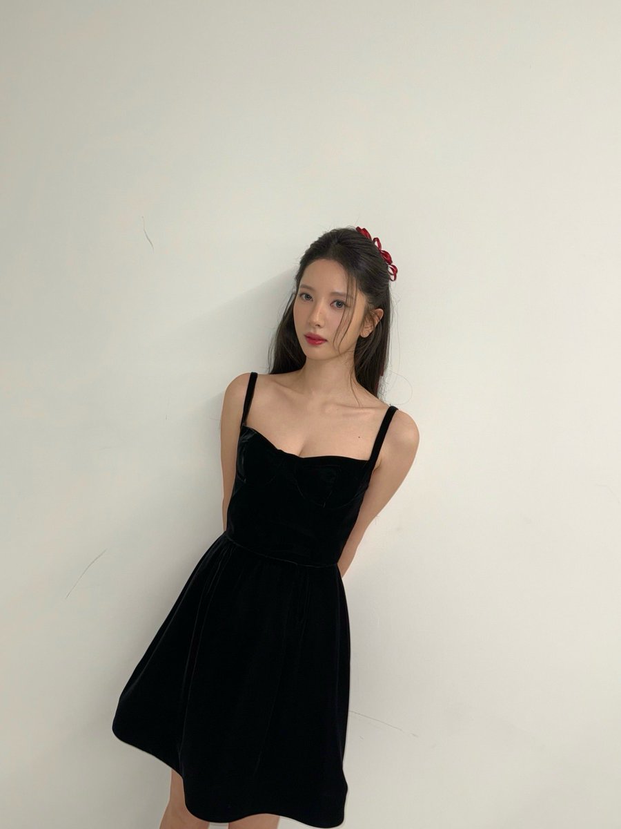 The way Jiyeon's beauty shines through so naturally and genuinely is delightful.
In such a simple way.
She looks stunning.
#KimJiYeon #bona