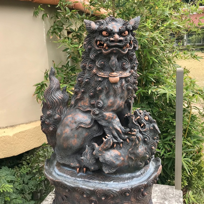 お母さんシーサーが、子シーサーのお腹を撫でてあげてる😍でーじ