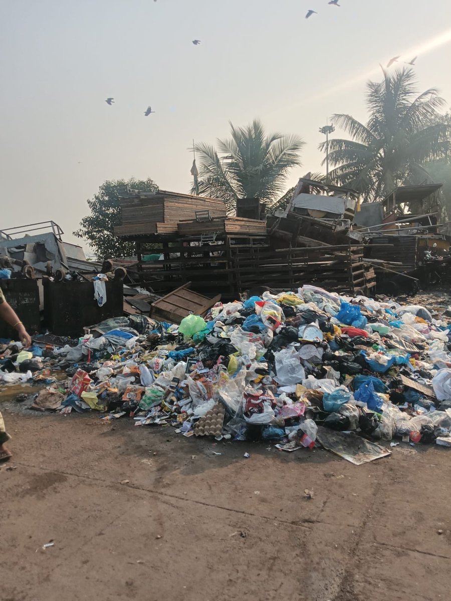 AdvPawarDeepak's tweet photo. Huge piles of garbage at Amar Swastik mitr mandal, lala nigam road, Jamshed bunder, Colaba , whose the contractor ? Citizen life at risk! @CMOMaharashtra @mybmcWardA https://t.co/U3XRLQbtCf