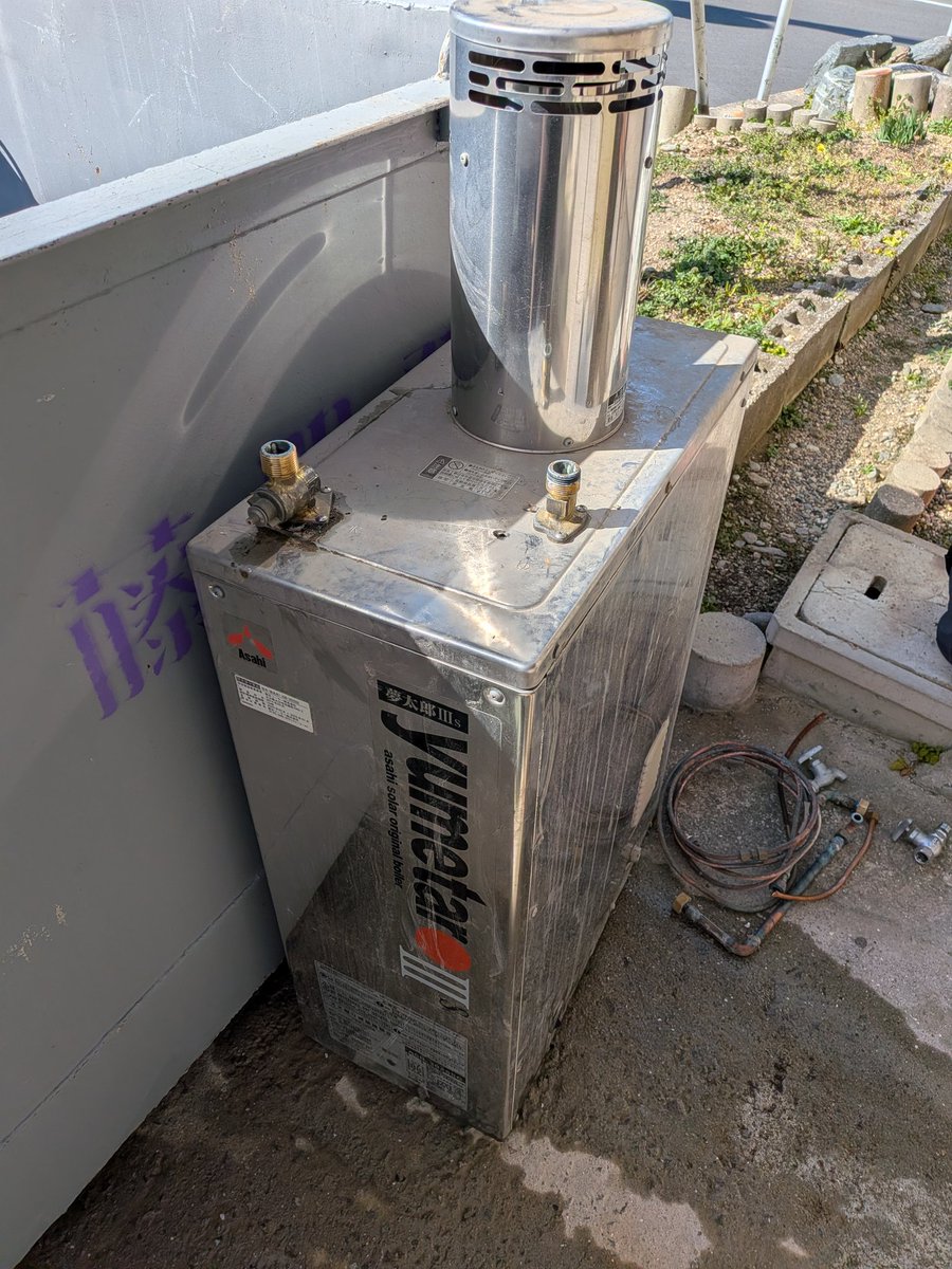 この朝日ソーラーの石油給湯器は長府製ぽいなー。 こたえたんでいん