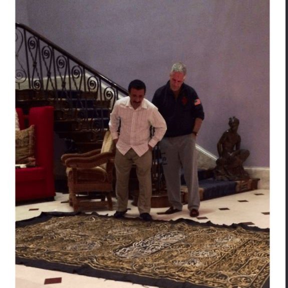 unfrancoturc69's tweet image. 📸 Jeffrey Epstein utilisait le morceau du tissu de la Kaaba comme tapis.