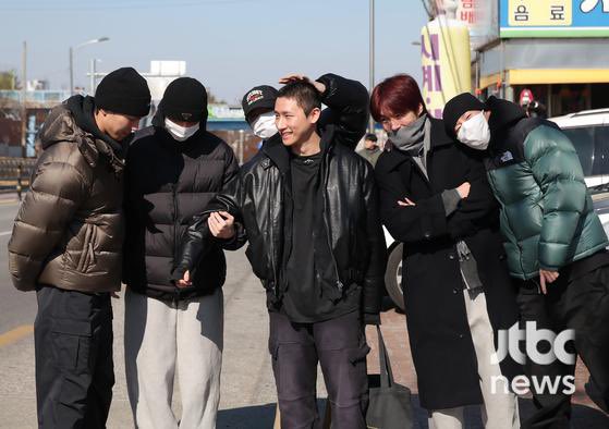 룽지 (@c_xover) on Twitter photo 