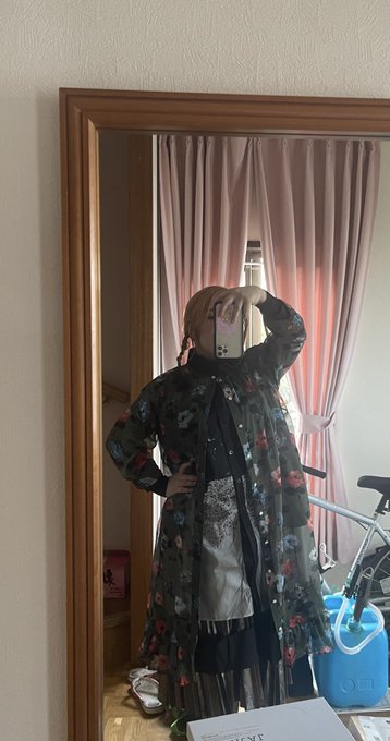 今日も、可愛いコーデじゃ
あーりませんか⸜( ᐛ )⸝ほんで三つ編みしたよなけなしの髪で 