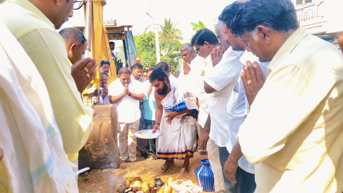 SrikanthMLC's tweet photo. కుప్పం అభివృద్ధి ప్రదాత, రాష్ట్ర ముఖ్యమంత్రి మాన్యశ్రీ నారా చంద్రబాబు నాయుడు గారి ఆదేశాల మేరకు రామకుప్పం మండలం వీర్నమల గ్రామానికి రూ.1.60 కోట్లతో నూతన బీటీ రోడ్డు నిర్మాణానికి భూమి పూజ కార్యక్రమాన్ని స్థానిక తెలుగుదేశం పార్టీ కుటుంబ సభ్యులు, స్థానిక ప్రజలతో కలిసి నిర్వహించడం జరిగింది. 2024కు ముందు–2024 తర్వాత కుప్పం నియోజకవర్గ రూపురేఖలు మారుతున్నాయనడానికి ఇది ఒక నాంది...
#Kuppam
#Ncbn
#KancharlaSrikanth 
#DevelopmentKuppam
#BTRoad
#AndhraPradesh