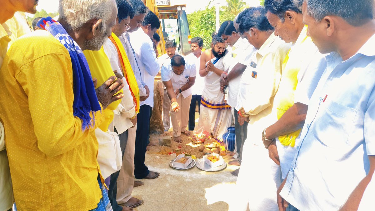 SrikanthMLC's tweet photo. కుప్పం అభివృద్ధి ప్రదాత, రాష్ట్ర ముఖ్యమంత్రి మాన్యశ్రీ నారా చంద్రబాబు నాయుడు గారి ఆదేశాల మేరకు రామకుప్పం మండలం వీర్నమల గ్రామానికి రూ.1.60 కోట్లతో నూతన బీటీ రోడ్డు నిర్మాణానికి భూమి పూజ కార్యక్రమాన్ని స్థానిక తెలుగుదేశం పార్టీ కుటుంబ సభ్యులు, స్థానిక ప్రజలతో కలిసి నిర్వహించడం జరిగింది. 2024కు ముందు–2024 తర్వాత కుప్పం నియోజకవర్గ రూపురేఖలు మారుతున్నాయనడానికి ఇది ఒక నాంది...
#Kuppam
#Ncbn
#KancharlaSrikanth 
#DevelopmentKuppam
#BTRoad
#AndhraPradesh