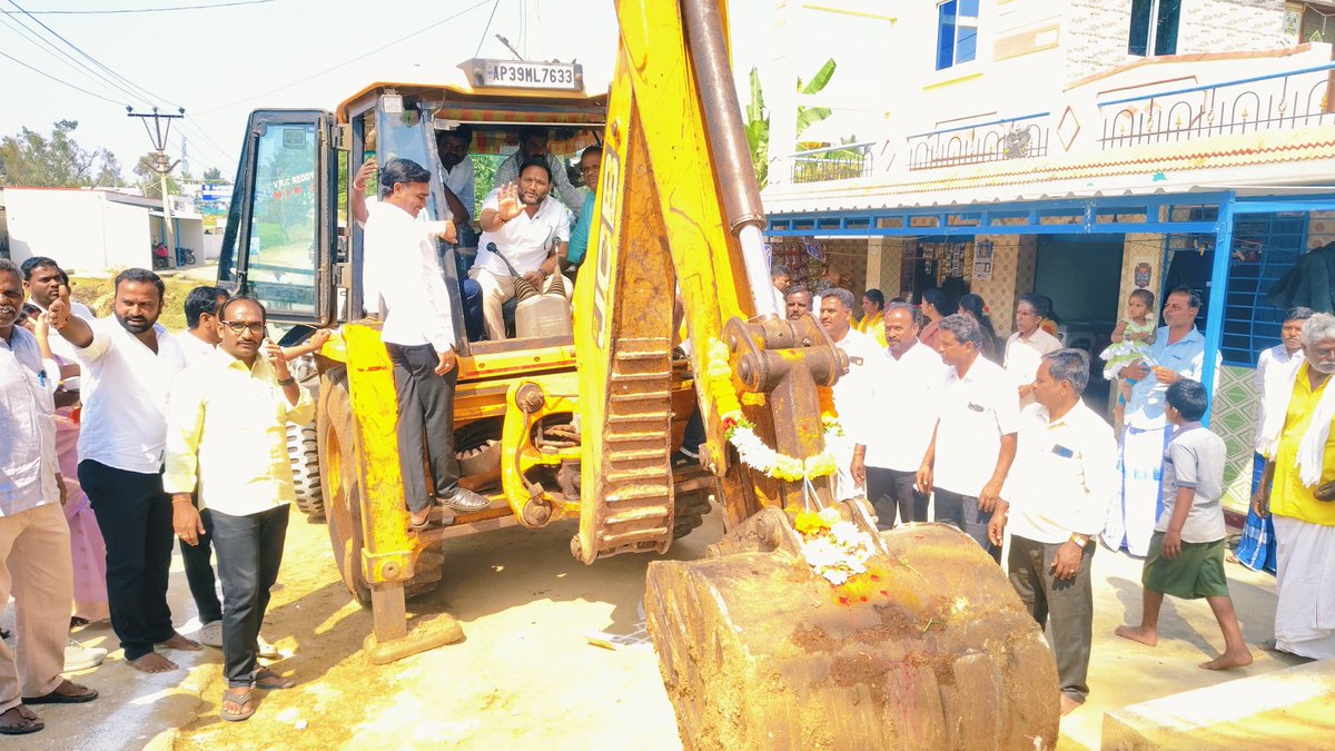 SrikanthMLC's tweet photo. కుప్పం అభివృద్ధి ప్రదాత, రాష్ట్ర ముఖ్యమంత్రి మాన్యశ్రీ నారా చంద్రబాబు నాయుడు గారి ఆదేశాల మేరకు రామకుప్పం మండలం వీర్నమల గ్రామానికి రూ.1.60 కోట్లతో నూతన బీటీ రోడ్డు నిర్మాణానికి భూమి పూజ కార్యక్రమాన్ని స్థానిక తెలుగుదేశం పార్టీ కుటుంబ సభ్యులు, స్థానిక ప్రజలతో కలిసి నిర్వహించడం జరిగింది. 2024కు ముందు–2024 తర్వాత కుప్పం నియోజకవర్గ రూపురేఖలు మారుతున్నాయనడానికి ఇది ఒక నాంది...
#Kuppam
#Ncbn
#KancharlaSrikanth 
#DevelopmentKuppam
#BTRoad
#AndhraPradesh